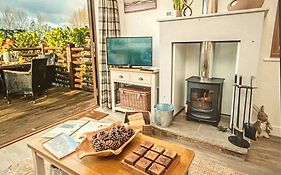 Chestnut Lodge With Hot Tub & Log Burner, Close To The Sea